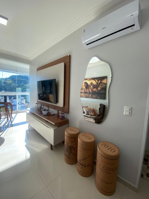 Living integrado e climatizado, pronto para seus momentos de descanso.