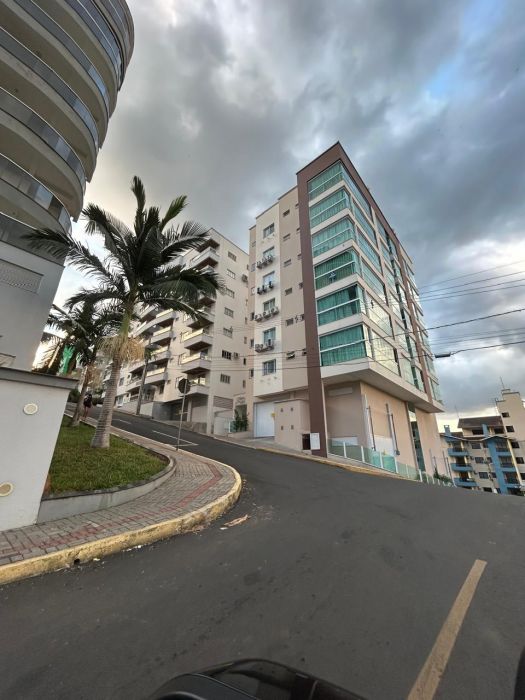 Edif�cio moderno com 7 pavimentos, elevador e arquitetura elegante.
